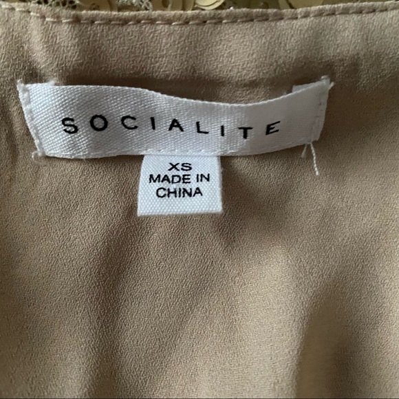 Socialite Sequin Gold Boxy V-Neck Top - Picture 10 of 12